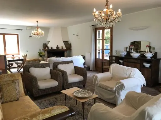 La zona living con il camino